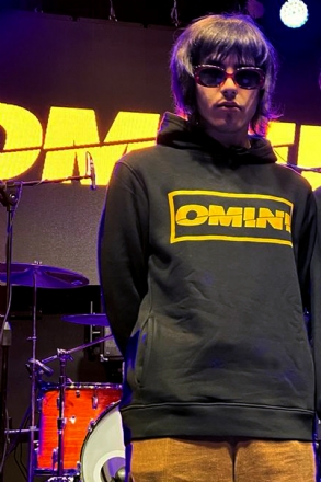 Felpa nera logo giallo Omini